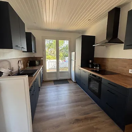 Maison Climatisee A 450 Metres De La *